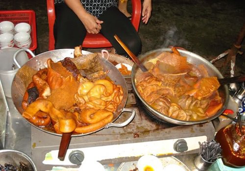 Phá lấu bò – món ăn đặc trưng của dân Sài Thành – trở nên vô cùng hấp dẫn vào những ngày lạnh. Nội tạng bò được chế biến theo phong cách người Hoa, luôn đặt trên bếp lửa nóng. Khi ăn, thực khách nêm thêm một ít mắm me mặn mặn chua chua, chấm với bánh mì là đủ cho một bữa tối no nê, ấm áp Phá lấu bò – món ăn đặc trưng của dân Sài Thành – trở nên vô cùng hấp dẫn vào những ngày lạnh. Nội tạng bò được chế biến theo phong cách người Hoa, luôn đặt trên bếp lửa nóng. Khi ăn, thực khách nêm thêm một ít mắm me mặn mặn chua chua, chấm với bánh mì là đủ cho một bữa tối no nê, ấm áp
